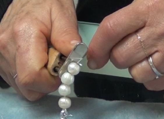 Cómo hacer nudos para pulseras: tipos de cierre (vídeos)