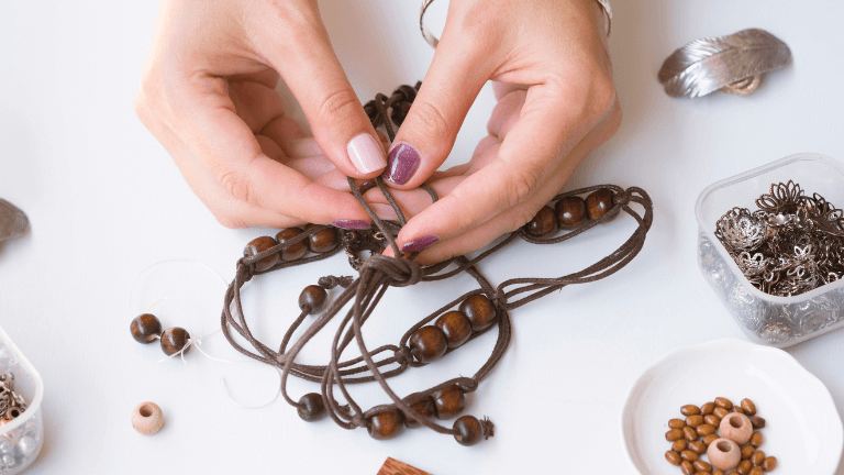 Hacer pulsera de cordón de cuero y abalorios - Blog material para